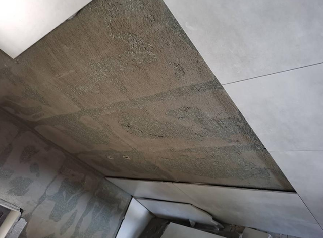 厨房墙砖空鼓严重会掉下来吗?(装修厨房墙瓷砖空鼓什么原因导致)